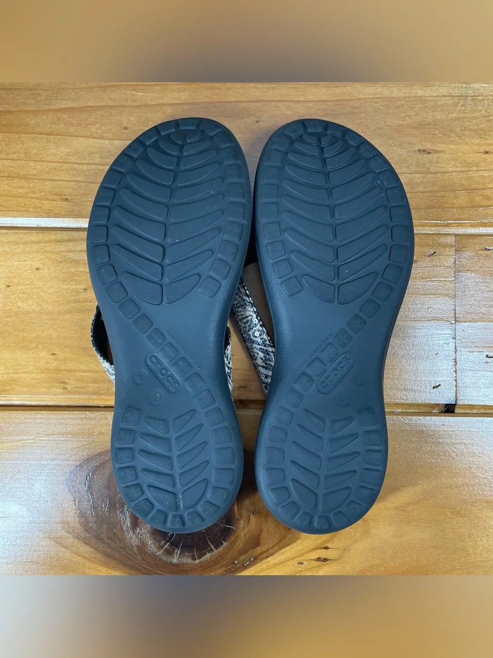 Crocs Capri V Sequin Flip Flops Womens Size 10 Black Tan Animal Print Sandals